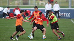 Yalcin gegen Benyamina, Khedira und Bicakcic sichern ab /?proxy=REDAKTION/News/2011-2012/Testspiele/Testspiel081111_2_255x143.jpg