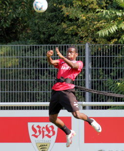 Ibo Traore hat den Ball fest im Visier /?proxy=REDAKTION/News/2011-2012/News/Training230811_1_255x310.jpg
