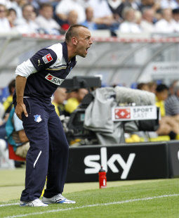 Holger Stanislawski in voller Aktion /?proxy=REDAKTION/News/2011-2012/News/Vorbericht_VfB-Hoffenheim_1112_3_255x310.jpg
