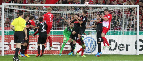 Hier fällt das Freiburger 1:0. /?proxy=REDAKTION/Saison/DFB-Pokal/Freiburg-VfB_606x261.jpg