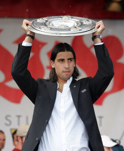 Sami Khedira präsentiert die Meisterschale /?proxy=REDAKTION/News/2011-2012/Personen/Khedira_Abschied_1_255x310.jpg