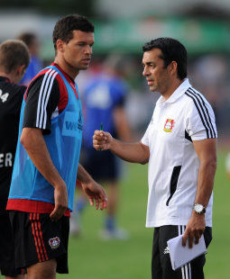 Robin Dutt im Gespräch mit Michael Ballack /?proxy=REDAKTION/News/2011-2012/News/Vorbericht_Leverkusen_heim_1_255x310.jpg