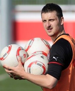 /?proxy=REDAKTION/Teams/VfB/2010-2011/Kuzmanovic_Baelle_1011_255x310.jpg