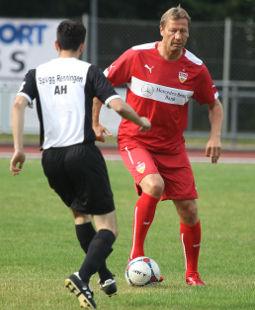 Guido Buchwald in Aktion /?proxy=REDAKTION/Verein/VfBfairplay/vfb_traditionself_in_renningen255x310.jpg