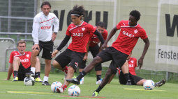 Labbadia beobachtet Okazaki und Bah /?proxy=REDAKTION/News/2011-2012/News/Training160811_2_255x143.jpg
