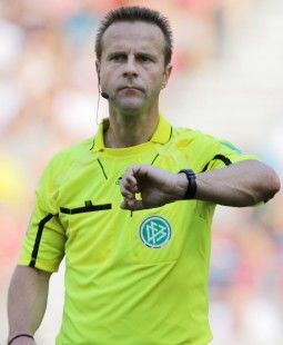/?proxy=REDAKTION/News/2011-2012/News/Schiedsrichter_Peter_Gagelmann_255x310.jpg