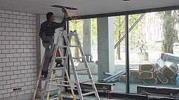 Ein Handwerker in einem Büroraum des VfB /?proxy=REDAKTION/Arena/News/Arena_Zielgerade1_255x143.jpg