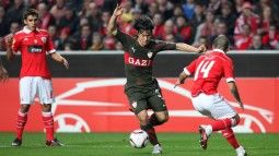 Shinji Okazaki am Ball /?proxy=REDAKTION/Saison/VfB/2010-2011/Benfica-VfB1_255x143.jpg