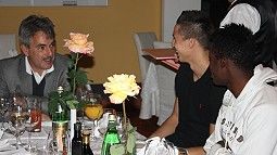 Gerd E. Mäuser im Gespräch mit Vlachodimos und Berko /?proxy=REDAKTION/News/2011-2012/News/Abendessen_U17_Praesident_255x143.jpg