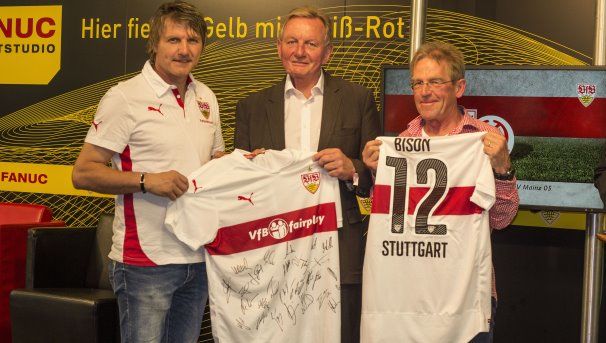 Der VfBfairplay Beauftragte Peter Reichert bei einer Trikotübergabe an Claus Schmiedel vom VfB Landtags-Fanclub und Dr. Martin Sowa als Vertreter des BISON-Projektes (von links nach rechts). /?proxy=REDAKTION/Verein/VfBfairplay/Trikotuebergabe-Peter-Reichert-Claus-Schmiedel-Martin-Sowa-606x343.jpg