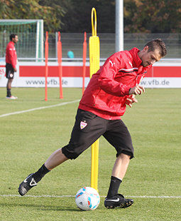 Zdravko Kuzamnovic am Ball /?proxy=REDAKTION/News/2011-2012/News/Training_Kuzmanovic_nach_Verletzung_255x310.jpg