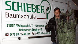 Schieber vor dem betriebseigenen Transporter /?proxy=REDAKTION/News/2011-2012/Personen/Schieber_Tannenbaum_1_255x143.jpg