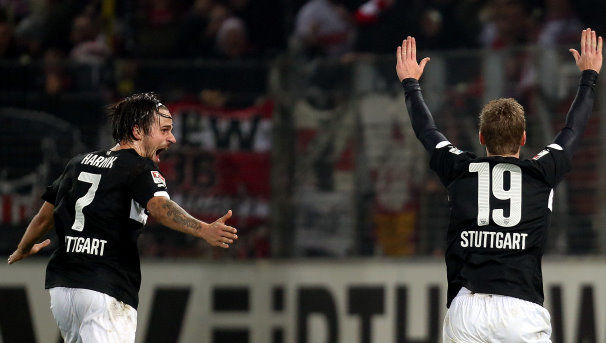 Timo Werner bejubelt zusammen mit Martin Harnik seinen Treffer in Freiburg, mit dem er am vergangenen Freitag zum bislang jüngsten Spieler der Bundesligageschichte avancierte, der sieben Tore im deutschen Fußball-Oberhaus erzielt hat. /?proxy=REDAKTION/News/2014-2015/Werner_1893_Dez14_606x343.jpg