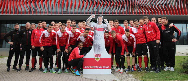 So grüßte das VfB Team an diesem Mittwoch seinen verletzten Mannschaftskollegen. /?proxy=REDAKTION/News/2015-2016/20160217-Genesungswuensche-Daniel-Ginczek-606x261.jpg