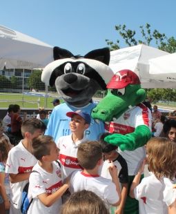 Prominenter Besuch: Fritzle und Waldi /?proxy=REDAKTION/Verein/VfBfairplay/20160721_Fussball-trifft-Kultur_Waldi-und-Fritzle_255x310.jpg