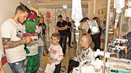 Daniel Ginczek im Gespräch mit den Kindern /?proxy=REDAKTION/Verein/VfBfairplay/olga-textbild-255x143.jpg