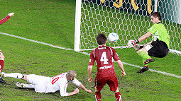 Ulreich pariert den Kopfball von Petric /?proxy=REDAKTION/News/2011-2012/Personen/Ulreich_nach_Hamburg_1_255x143.jpg