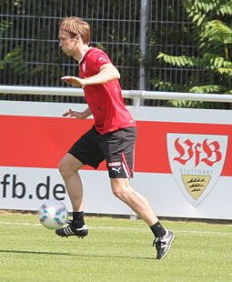Andi Hinkel bei der Ballannahme /?proxy=REDAKTION/News/2011-2012/News/Training090811_2_255x310.jpg