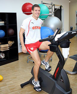 Celo bringt sich auf dem Ergometer in Schwung /?proxy=REDAKTION/News/2011-2012/Personen/Celozzi_Reha_255x310.jpg
