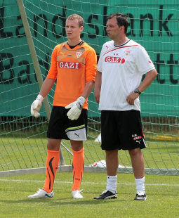 Bernd Leno im Gespräch mit Andreas Menger /?proxy=REDAKTION/News/2011-2012/Vorbereitung/Menger2_255x310.jpg