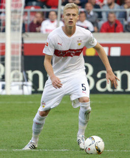 Bald wieder zurück im Training: Timo Baumgartl /?proxy=REDAKTION/News/2015-2016/20150920-Timo-Baumgartl-am-Ball-255x310.jpg