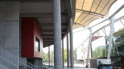 Außenfassade des Fan-Treffs /?proxy=REDAKTION/Arena/News/Arena_Zielgerade3_255x143.jpg