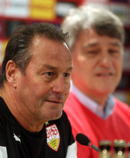 "Ich bin bereit": Huub Stevens /?proxy=REDAKTION/News/2014-2015/PK_Stevens_Wahler_Schneider_Nov14_255x310.jpg