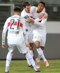 Jubel über das 1:1 von Caniggia Elva. /?proxy=REDAKTION/Saison/VfB_II/2015-2016/15_16-VfB-II-Halle-255.jpg