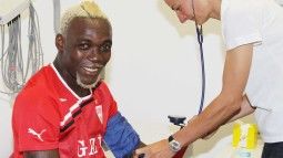 Arthur Boka bei der Untersuchung /?proxy=REDAKTION/News/2011-2012/Vorbereitung/Ankunft_Boka_255x143.jpg