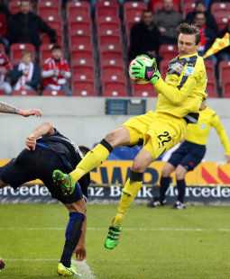 Zeigt vollen Einsatz: Przemyslaw Tyton /?proxy=REDAKTION/Saison/VfB/2015-2016/20160213-VfB-Hertha-BSC-Rueckblick-255x310.jpg