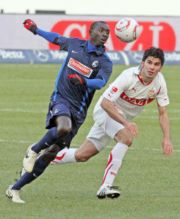 Papiss Demba Cisse gegen Serdar Tasci /?proxy=REDAKTION/News/2011-2012/News/Vorbericht_Freiburg-VfB-1_255x310.jpg