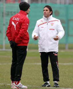 Labbadia spricht mit Kapitän Serdar Tasci /?proxy=REDAKTION/News/2011-2012/News/Ibisevic_nach_Gladbach_1_255x310.jpg