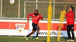 Ibo fixiert den Ball, Okazaki schaut zu /?proxy=REDAKTION/News/2011-2012/News/Training_Traore_1_255x143.jpg