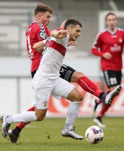 Matthias Zimmermann gegen Max Dittgen. /?proxy=REDAKTION/Saison/VfB_II/2015-2016/15_16-VfB-II-Aspach-255.jpg