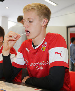 Timo Baumgartl bei der DKMS-Registrierung /?proxy=REDAKTION/Verein/VfBfairplay/DKMS-Aktion-1415-255x310.jpg