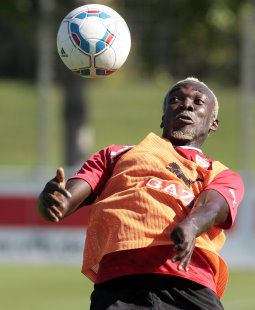 Boka mit voller Konzentration beim Kopfball /?proxy=REDAKTION/News/2011-2012/News/Training_mit_Boka_255x310.jpg