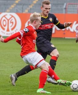 Benjamin Kirchhoff gegen Patrick Pflücke. /?proxy=REDAKTION/Saison/VfB_II/2015-2016/15_16-Mainz-II-VfB-II-255.jpg