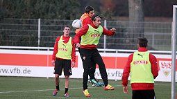 Delpierre im Luftduell mit Harnik /?proxy=REDAKTION/News/2011-2012/News/Training_17.11.11_2_255x143.jpg