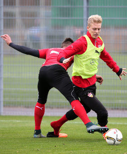 Vor der Rückkehr ins Teamtraining: Timo Baumgartl /?proxy=REDAKTION/News/2015-2016/20151117-Timo-Baumgartl-im-Zweikampf-255x310.jpg