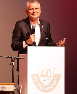Wolfgang Dietrich sprach das Grußwort. /?proxy=REDAKTION/Business/Freundeskreis/20161130-40-Jahre-Freundeskreis-Wolfgang-Dietrich-255x310.jpg