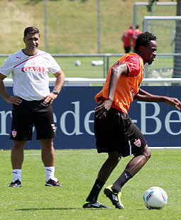 Eddy Sözer beobachtet Mamadou Bah /?proxy=REDAKTION/News/2011-2012/Vorbereitung/Training120711_2_255x310.jpg