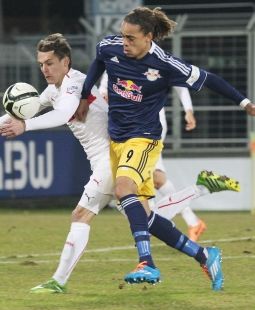 Steffen Lang im Zweikampf mit Yussuf Poulsen. /?proxy=REDAKTION/Saison/VfB_II/2013-2014/2014_vfbII_leipzig_255.jpg