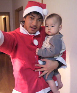 Shinji Okazaki als Nikolaus verkleidet /?proxy=REDAKTION/News/2011-2012/Personen/Okazaki_Weihnachtsmann_255x310.jpg