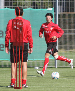 Tasci beim Doppelpass mit Molinaro /?proxy=REDAKTION/News/2011-2012/News/Tasci1_255x310.jpg