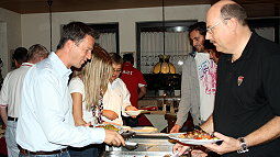 Fredi Bobic bedient sich am griechischen Buffet /?proxy=REDAKTION/Fans/Fans_News/Tippspielsieger2011_3_255x143.jpg