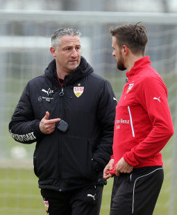 Jürgen Kramny muss auf Martin Harnik verzichten. /?proxy=REDAKTION/News/2015-2016/20160308-Juergen-Kramny-Martin-Harnik-im-Gespraech-255x310.jpg
