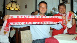 Bobic und Reichert mit dem Fanschal des OFC /?proxy=REDAKTION/Fans/Fans_News/Tippspielsieger2011_1_255x143.jpg
