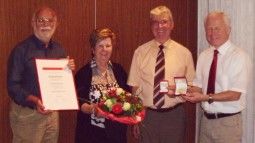 Dr. Alfred Grupp, Erika und Helmut Schelchshorn, <br>Frieder Schrof<br> <br> /?proxy=REDAKTION/Verein/News/2011_Ehrung_Schelchshorn_2_255x143.jpg