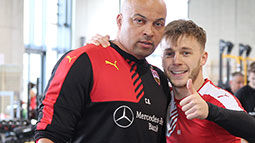 Daumen hoch: Alexandru Maxim mit Chima Onyeike /?proxy=REDAKTION/News/2015-2016/20160324-Training-Maxim-Chima-255x143.jpg