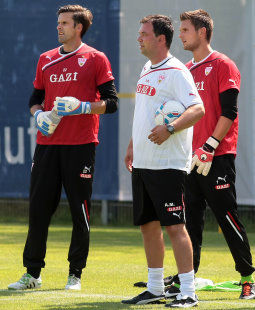 Andreas Menger mit Marc Ziegler und Sven Ulreich /?proxy=REDAKTION/News/2011-2012/Vorbereitung/Menger1_255x310.jpg